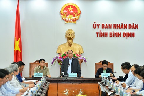 Premierminister Nguyen Xuan Phuc fordert Hilfe für Bewohner beim Hausbau nach Fluten - ảnh 1